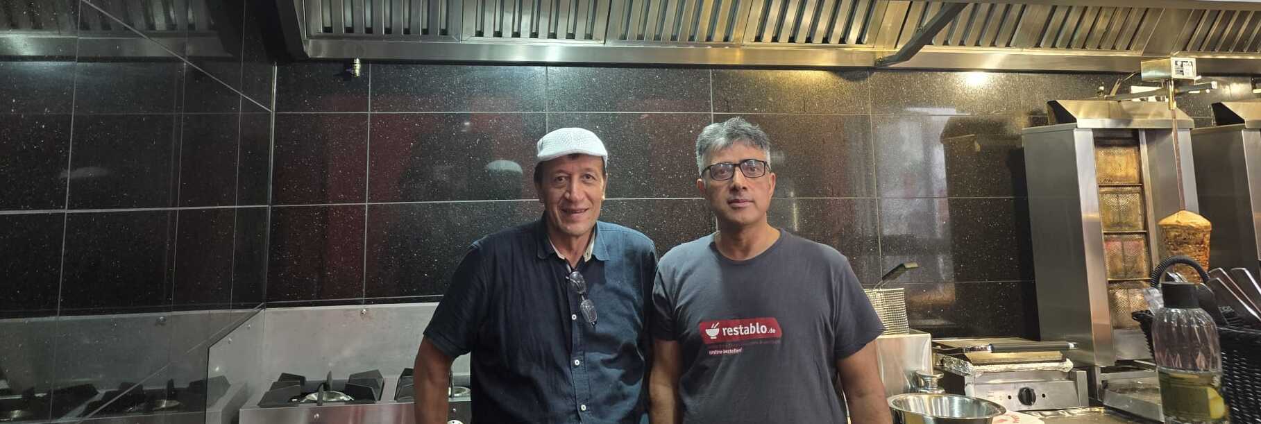 Inhaber und Koch von Elbdöner & Fisch in der Küche