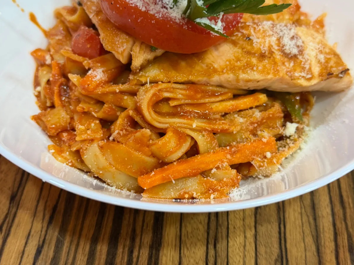 Bandnudeln mit Lachs