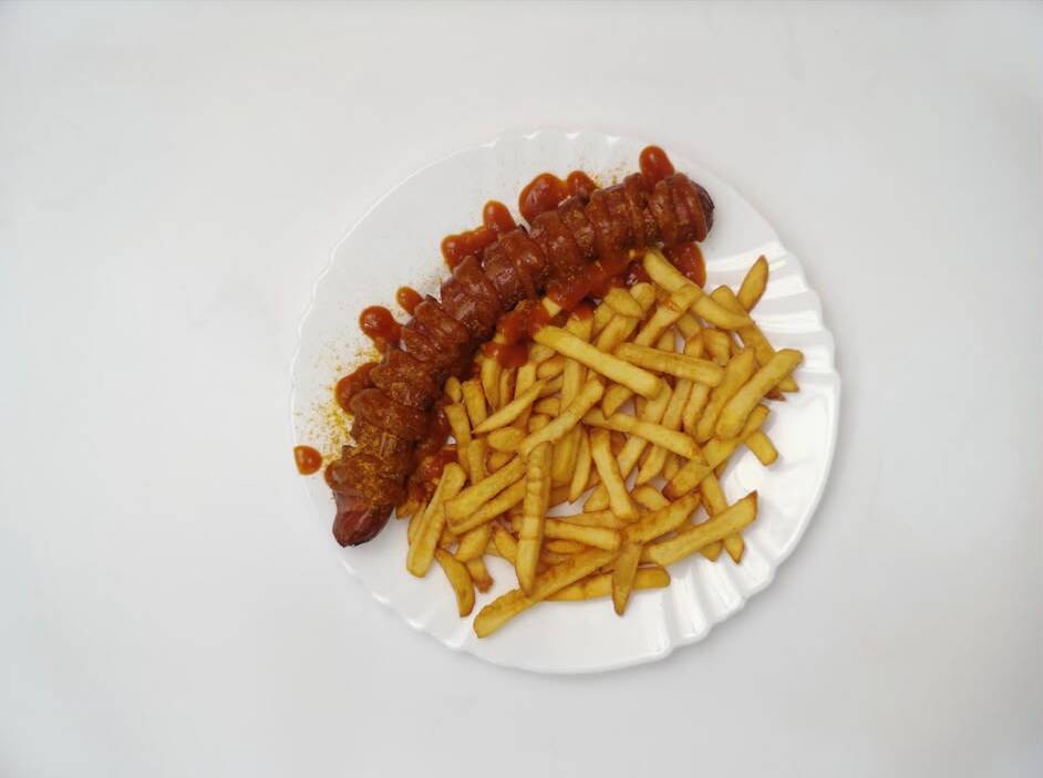 Currywurst mit Pommes