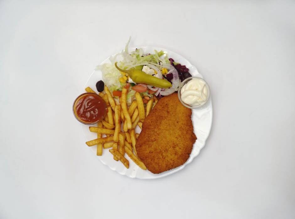Schnitzel mit Pommes & Salat